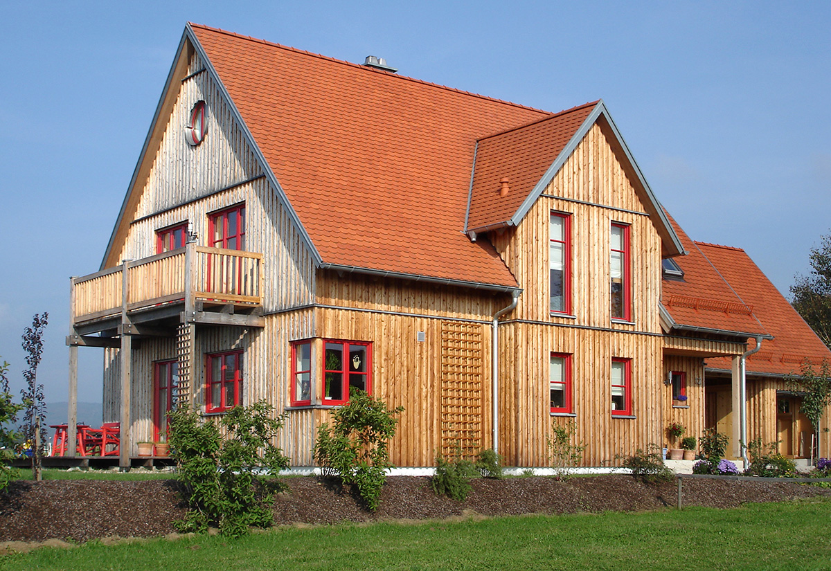 Holzhaus Rote Fenster